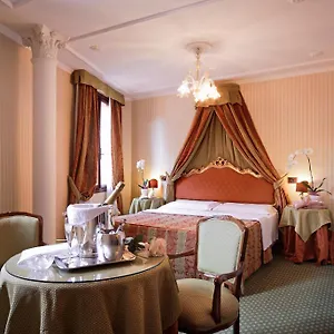 Kette 4*, Venice Italy